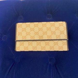 Beautiful Gucci wallet in classic print!